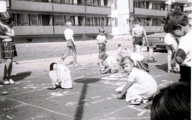 konkurs rysunkowy kredą na asfalcie dla najmłodszych z okazji Dnia Dziecka 1987r.
ul.Łączniczek na Podolszycach Północ
