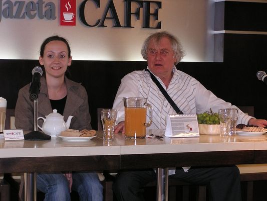 skrzypaczka Agata Szymczewska i dyrygent Jerzy Maksymiuk
na konferencji prasowej. Dzisiaj wieczorem wystapią z Płocką Orkiestrą Symfoniczną
Słowa kluczowe: Agata Szymczewska i Jerzy Maksymiuk w Płocku