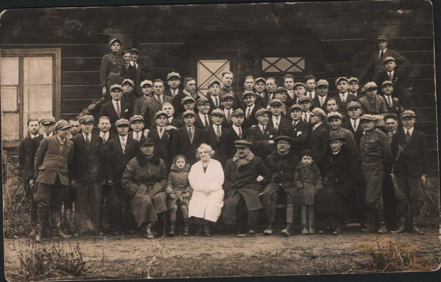 budynek męskiego Gimnazjum Rolniczego w Płocku-Niegłosach w ok.1932r.
a przed szkołą uczniowie z nauczycielami. Uczniowie to młodzież z dzieciństwem czasów I Wojny Światowej i Wojny Polsko-Bolszewickiej. Stąd różnica wiekowa w klasie była bardzo duża, byli tu czternastolatkowie i 20-stolatkowie. Istniała do 1939r.  W 1945r. Niemcy zburzyli budynki.
Po wojnie jej tradycje przejęla żeńska szkoła rolnicza z Trzepowa stając się szkołą koedukacyjną. Dzisiaj szkoła mieści się w Płocku-Górach.
