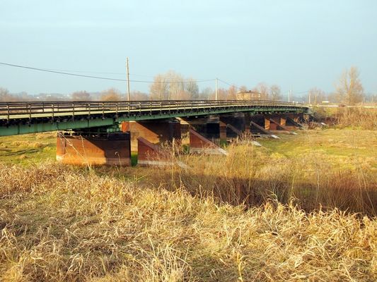 most drewniany na rzece Bzurze w Kamionie zbudowany podczas I Wojny Światowej . W tle budynek dawnej stacji kolejowej wąskotorowej Sochaczew-Wyszogród. Dalej na horyzoncie zarys skarpy wyszogrodzkiej za Wisłą
od kilku lat zamknięty dla ruchu pojazdów i przeznaczony do rozbiórki. W tym roku zmiana decyzji. Będzie ponownie przywrócony do życia. Chyba ostatni największy most drewniany na Mazowszu, podobny do rozebranego w 1999r. mostu przez Wisłę  
Słowa kluczowe: most drewniany Wyszogród Kamion 