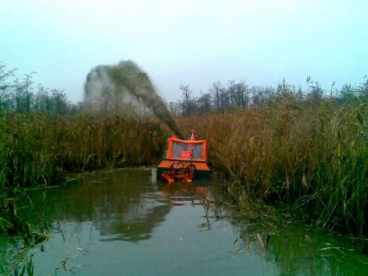 pływająca amfibia odmula małym refulerem namuł z jeziora
Jezioro Zdworskie 
Słowa kluczowe: amfibia odmulanie Jezioro Zdworskie 