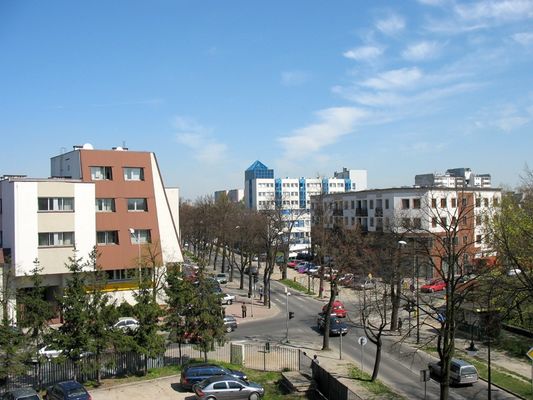 skrzyżowanie ul. 1-go Maja i  ul. Królewieckiej
oraz bank BGŻ i nowy budynek z pawilonami handlowymi, w tle Urząd Skarbowy 
