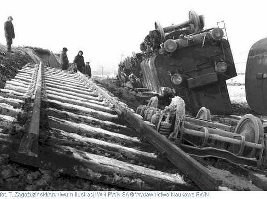 wykolejony pociąg na Radziwiu w styczniu 1982r.
z powodu rozmycia przyczółku mostowego podczas płockiej powodzi
zdjęcie z Encyklopedii Wirtualnej  PWN
