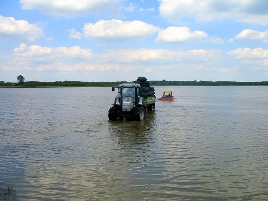 traktor wodny... i mała amfibia
Jezioro Zdworskie - ustawianie "słomianej bariery na sinice" przy plażach
Słowa kluczowe: Jezioro Zdworskie bariery z balotów słomy na sinice
