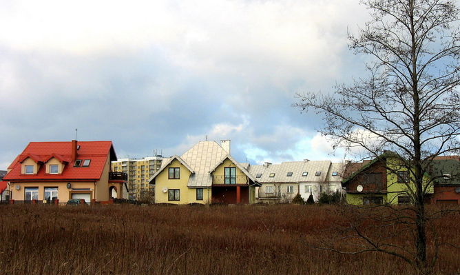 osiedle domków nad jarem przy ul. Zubrzyckiego
wolny plac na pierwszym planie czeka na apartamentowce
