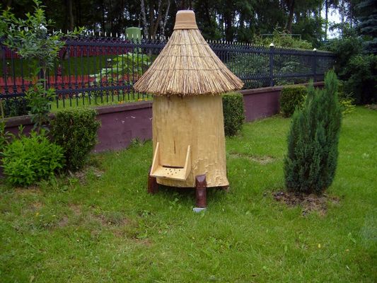 Grabie Polskie
ul wykonany współcześnie z jednego pnia drzewa jak drzewiej bywało u bartników na Mazowszu
Słowa kluczowe: barć dla pszczół Grabie Polskie