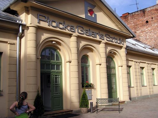 młoda Płocczanka uważnie odczytywuje nazwę galerii
Płocka Galeria sztuki przy ul. Sienkiewicza 36  w dniu otwartym dla wszystkich  31.05.2008r.
Słowa kluczowe: mykwa Płock