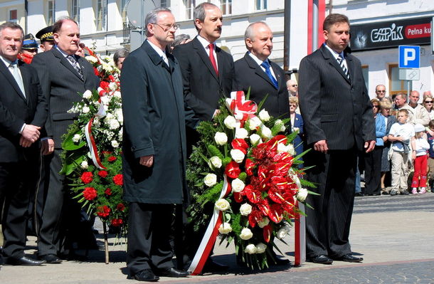 władający miastem prezydenci i przewodniczący płockich radnych składaja wieniec przed Odwachem
za nimi władający powiatem płockim ziemskim
