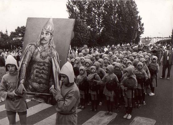 woje Krzywoustego na paradzie w 1983r.
zespół "Dzieci Płocka" 
