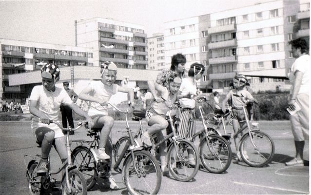 Dzień Dziecka 1987r. - start do wyścigu w al. Armii Krajowej
w tle bloki przy ul. Szarych Szeregów 21 i w ul. Łączniczek
