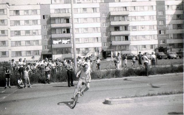 ul. Szarych Szeregów 17 na drugim planie
Dzień Dziecka 1987r.  - wyścig najmłodszych rowerzystów w al. Armii Krajowej
