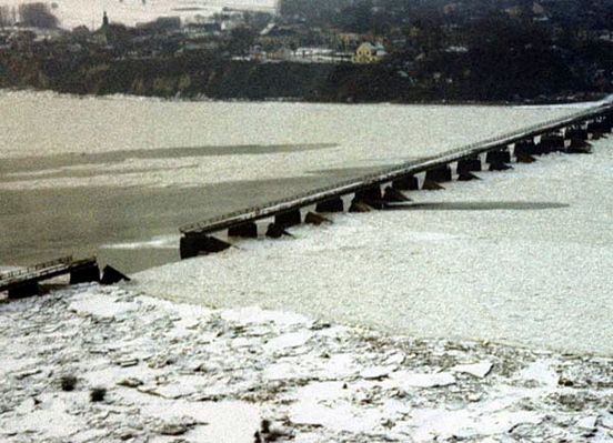 uszkodzony most na Wiśle w Wyszogrodzie
zima 1986r.
