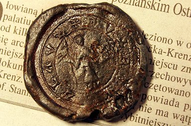 Ołowiana pieczęć Bolesława Krzywoustego odnaleziona na poznańskim Ostrowie Tumskim
fot. PAP / Bogdan Borowiak
