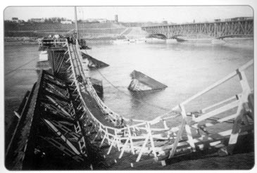 z czasów II Wojny Światowej
tymczasowa kładka na uszkodzonym przez saperów moście
