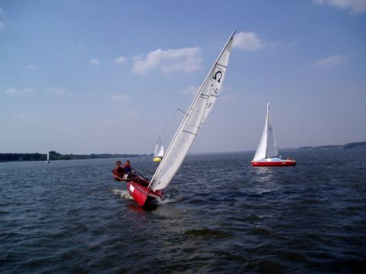 Żaglówka podczas regat na wiśle
