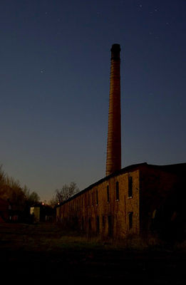 Cegielnia w świetle nocy
