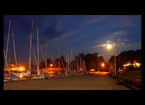 Duninów
Pełnia księżyca , przystań w Duninowie w noc przed regatami.
