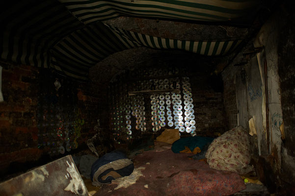 Pomieszczenie (nora) w opuszczonej kamienicy przy ul.Rybaki
Uwaga! w srodku sa pchły ;)
