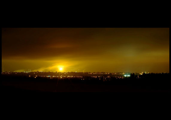 Panorama miasta w świetle pochodni
