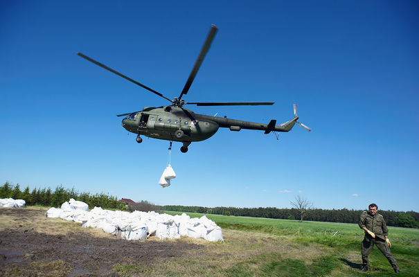 Słubice. Załadunek helikopterów, które budują opaskę wokół wyrwy w wale w Świniarach.
Słowa kluczowe: powódź, świniary, słubice, wał, helikopter, seamoon,