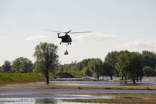 Budowa opaski wokół wyrwy w wale koło Świniar.
Słowa kluczowe: powódź, świniary, wał, helikopter, seamoon,