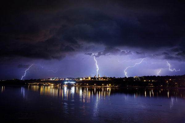 Wyładowania atmosferyczne podczas burzy 22 Sierpnia
Widok na Wzgórze Tumskie 
Słowa kluczowe: Burza Płock Wyładowania Błyskawica Wzgórze Tumskie Katedra Piorun