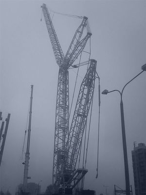 Dzwig gąsiennicowy grupy Gastel S.A w Płocku
[i] TEREX DEMAG CC 2500/1 [/i]
[i]
...zaczął pracę przy budowie centrum handlowego Galeria Wisła.
To samojezdne monstrum pozostanie na placu budowy u zbiegu al. Jana Pawła II i ul. Wyszogrodzkiej prawdopodobnie do końca maja. Ustawia teraz prefabrykaty na najwyższych kondygnacjach przyszłej galerii, w miejscu, w którym znajdzie się kino oraz kręgielnia... [/i]
Źródło : http://miasta.gazeta.pl
