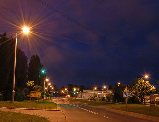 Ulica Przemysłowa w nocy - widok na skrzyżowanie Gwardii Ludowej z Przemysłową
