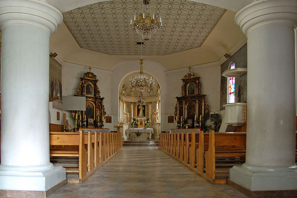 Parafia pw. Wniebowzięcia NMP - Bodzanów ( wnętrze )
Rys historyczny

Od XIII w. Bodzanów był własnością norbertanek płockich klasztoru św. Marii Magdaleny. Wtedy prawdopodobnie powstała parafia, choć pierwsza wiadomość o kościele pochodzi z 1325 r. W 1351 r. Bodzanów uzyskał prawa miejskie od księcia płockiego Bolesława III Wańkowica. Nadanie zatwierdził książe mazowiecki Bolesław IV po 1436 r. W XIV lub XV w. wzniesiono murowane prezbiterium, do którego dobudowano drewnianą świątynię. Po pożarze ok. 1595 r. zbudowano murowaną nawę, nakryto stropem, zaś prezbiterium było sklepione.


W1652 r. wnętrze świątyni ozdobiono malowidłami z fundacji Walentego Lasockiego, podkomorzego ziemi wyszogrodzkiej. W1774 r. kościół poddany był remontowi, a w 1824 r. odnowił go ponownie proboszcz ks. Karol Mirecki. Gruntowną restaurację zaś przeprowadzono około 1840 r. według projektu architekta Henryka Marconiego. Kościół odnawiany był jeszcze w r. 1888 przez ks. Franciszka Wróblewskiego oraz w 1928 r., kiedy to Władysław Drapiewski wykonał malowidła ścienne.

W czasie ostatniej wojny Niemcy aresztowali proboszcza i wikariusza, którzy zginęli w Działdowie, zaś kościół był zamieniony na magazyn. Po wojnie remontowano go w 1957 i 1963 r. Na terenie parafii bodzanowskiej w połowie XV w. istniała parafia Miszewo Garwackie, ale z braku proboszcza opiekę duszpasterską sprawowali duchowni z Bodzanowa. Staraniem księży Edmunda Szewczaka i Jerzego Skotnickiego świątynia otrzymała należyte wyposażenie, zaś ks. Marek Makowski przeprowadził remont plebanii.
