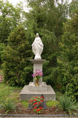 Figurka w Słupnie k. drewnianego kosciolka
