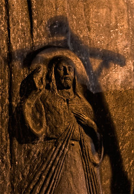 Detal pomnika Jana Pawła II przy Katedrze
