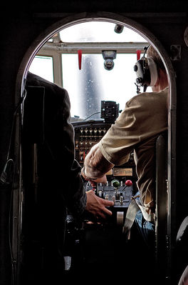 Lot nad Płockiem - Kabina pilotów w An-2 (III Piknik Lotniczy)
