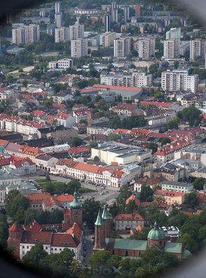 Lot nad Płockiem - przez okno An-2
[i]Katedra, Pl. Narutowicza, Tysiąclecia, Wielka Płyta[/i]
