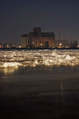 Elewator
Wisła pokryta lodem 
