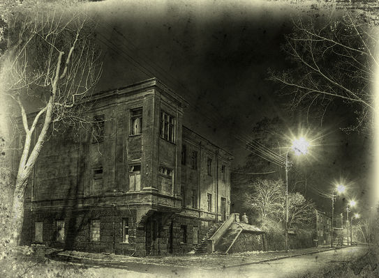 Opuszczona kamienica nad Wisłą
