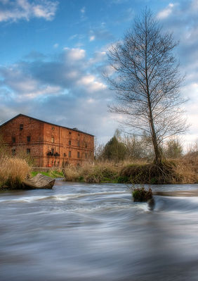 Młyn wodny na rz. Skrwie
[i]Młyn pomiędzy Radotkami ( woj. mazowieckie, pow. płocki, w gminie Brudzeń Duży )a Kobiernikami (woj. mazowieckie, pow. płocki, w gminie Stara Biała ).
Oraz...
Próg wodny po dawnym młynie. Od tego miejsca Skrwa płynie wolniej i rozlewa się coraz szerzej.[/i]

