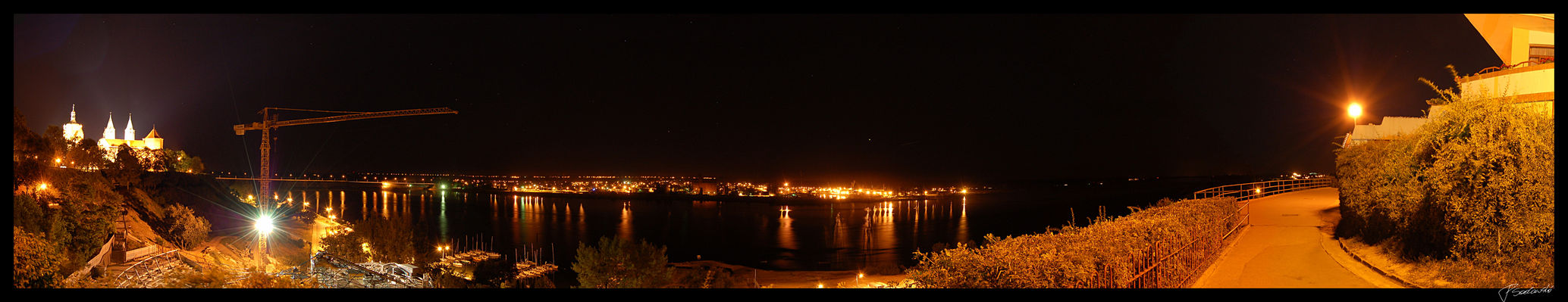 Panorama nocna ze Wzgórza Tumskiego / na Radziwie
