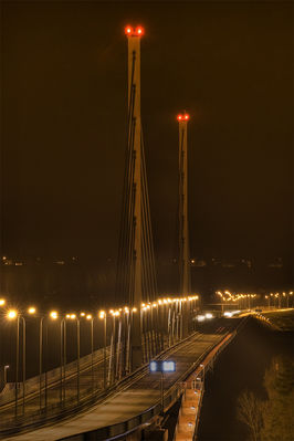 Most Solidarności
[i]...Maszerujmy ramię w ramię
Ku słońcu świata nowego
Zbudujemy nowy most
Imienia przewodniczącego 

Maszerujcie ramię w ramię
Ku słońcu świata naszego
Wszyscy położycie głowy...[/i]
Za przewodniczącego 
