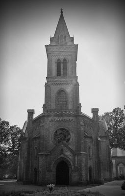 Neogotycki Kościół w Soczewce
Kościół neogotycki wraz z cmentarzem, na którym znajdują się mogiły 129 żołnierzy poległych we wrześniu 1939 roku w czasie bitwy, jaka wywiązała się podczas forsowania Wisły przez oddziały niemieckie. Zbudowany w 1906 roku przez miejscową ludność przy wsparciu finansowym właściciela papierni Jana Epsteina. Pierwszy proboszcz Soczewki, Paweł Kwiatkowski, zginął we wrześniu 1939 roku.
