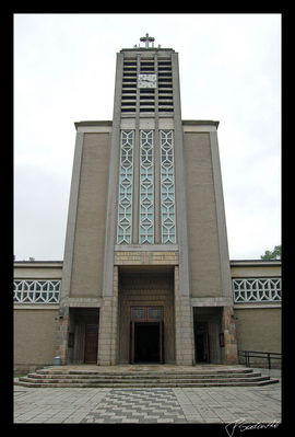 Kościół parafialny w Gąbinie - Kosciół 100-lecia Chrztu Polski
 W 1942 r. Niemcy doprowadzili do rozbiórki murowanego kościoła w Gąbinie. Dlatego po wojnie zaistniała konieczność jego odbudowania. Dzieło to mieli zaplanowane dwaj kolejni proboszczowie: M. Okólski i W. Woźniak. Marzenia parafian urzeczywistnił dopiero ks. Budczyński, rozpoczynając budowę w 1957 r. Wielką pomocą przy budowie służył ks. Budczyńskiemu Komitet Parafialny, który zmienił nazwę na Komitet Budowy Kościoła.
     Projekt wykonał znany architekt - twórca, wielu kościołów w Polsce, prof. Stanisław Marzyński. Budowa wymagała 750 tys. sztuk cegły, którą parafianie produkowali własnymi środkami. Prace budowlane przeprowadzał Komitet Wykonawczy, liczący 15 osób. Kierownikiem budowy był Józef Pawełczuk z Warszawy, a inspektorem nadzoru inż. Stanisław Szatkowski z Gostynina.
     Sezon budowlany 1957 r. zakończył się wzniesieniem bocznych murów i frontu kościoła. Wiosną 1958 r. ponownie rozpoczęła się praca przy budowie kościoła. Wielką pomocą służyli w tych pracach członkowie Spółdzielni Szewskiej z Gąbina.
     We wrześniu wspólnym wysiłkiem mieszkańców dwóch wiosek - Stawu i Zofiówki - były zakładane płyty żelbetonowe na dachu bocznej lewej nawy i gzymsy. Prace zaplanowane na rok 1958 dobiegły końca, a uwieńczeniem ich było założenie dachu na bocznej prawej nawie. W 1959 r. prace żelbetonowo - konstrukcyjne zostały zakończone założeniem dachu nad całą górną nawą. Plan prac budowlanych na rok 1960 skoncentrowany został na budowie wieży i ukończeniu głównej nawy. We wrześniu ukończono budowę wieży, a uroczystości poświęcenia krzyża zakończyły się umieszczeniem go na szczycie wieży. Aktu poświęcenia dokonał biskup Piotr Dudziec. W 1961 r. rozpoczęły się prace przy prezbiterium nowego kościoła. Już w lipcu zaczęły powstawać ściany zakrystii i sal katechetycznych. W pracach dużo pomagały kobiety z Gąbina. W listopadzie nadeszły złe dni dla budowniczych kościoła. Gdy dach nad prezbiterium oszalowano i uzbrojono, nadciągnęły wichury, deszcze i mrozy. Cały dach pokrył się grubą warstwą lodu, który groził niebezpieczeństwem dla całej konstrukcji. Wówczas odbyła się narada ks. proboszcza z kierownictwem i postanowiono rozgrzać szalunek "lut lampami". Wynik był zadowalający. Lód powoli zniknął i można było przystąpić do betonowania. Prace trwały nie tylko w ciągu dnia, ale także w nocy. Zainstalowano dużej mocy żarówki oświetlające dach, co pozwalało budowniczym pracować także w nocy. We wrześniu 1962 r. w prezbiterium wniesiono rusztowania i przystąpiono do nakładania tynków na ściany i gzymsy. Prace przy tynkowaniu stropów głównej nawy trwały dwa miesiące. W ciągu roku 1963 wytynkowano także chór, kruchty, boczne nawy kościoła, a w 1964 r. nałożono tynki w kaplicy przedpogrzebowej. Na przestrzeni lat 1962 - 1963 założono w całym kościele instalację elektryczną. W przeciągu dwóch lat, 1964 -1965, kościół został wyposażony w posadzki wykonane z gryzu marmurowego. Aby nadać kościołowi piękny wygląd, nałożono na ściany zewnętrzną szlachetne tynki i wyfugowano szarą cegłę. W październiku 1971 r. ukończono całą armaturę i piec do centralnego ogrzewania. Wszystkie prace przy budowie kościoła zakończyły się u schyłku 1971 r. Kościół, jeszcze niezupełnie wykończony, był konsekrowany w roku Tysiąclecia Chrztu Polski przez ks. biskupa B. Sikorskiego. W roku 1957 w jednej z sal Pałacu Kultury w Warszawie odbyła się Wystawa Architektury Regionalnej, na której wśród eksponatów znalazła się również makieta kościoła w Gąbinie. Makieta ta została wykonana przez studenta Politechniki Warszawskiej pod kierunkiem prof. H. Marzyńskiego - projektanta kościoła w Gąbinie.
