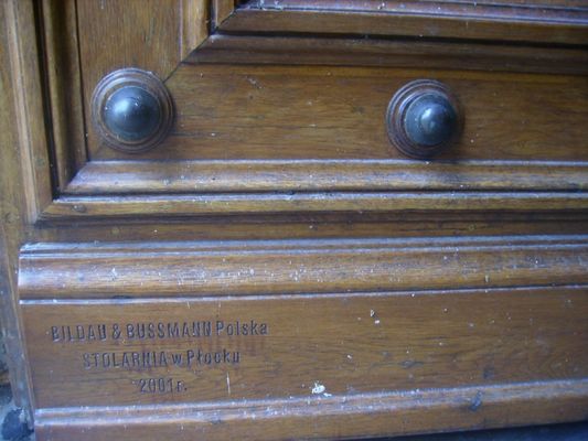 B&B
Napis wyryty na drzwiach wejściowych do Katedry
