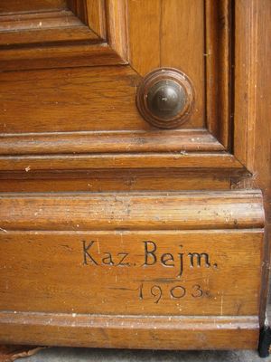 Kaz. Bejm. 1903
(wyryty napis na drzwiach wejściowych do Katedry)
