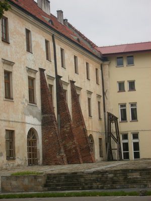 Małachowianka
Widok od strony ul. Piekarskiej
(w głębi jakiś dzwon - może ktoś by coś bliżej o nim)
