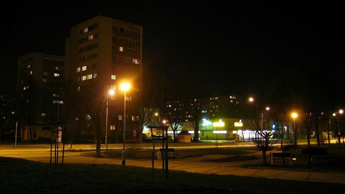 UL. TYSIĄCLECIA NOCĄ
