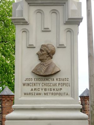 Płaskorzeźba na figurce Matki Boskiej przed kościołem w Radziwiu
