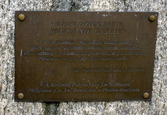 Tablica na kamieniu znajdującym się przed kościołem pw. Św. Benedykta
Cytat z homilii wygłoszonej w Płocku przez Jana Pawła II-go
