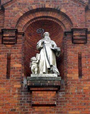 Figura Św. Benedykta w fasadzie kościoła w Radziwiu
