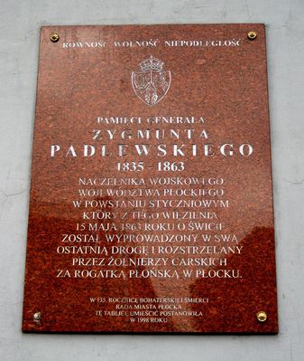 Tablica na murze więzienia
