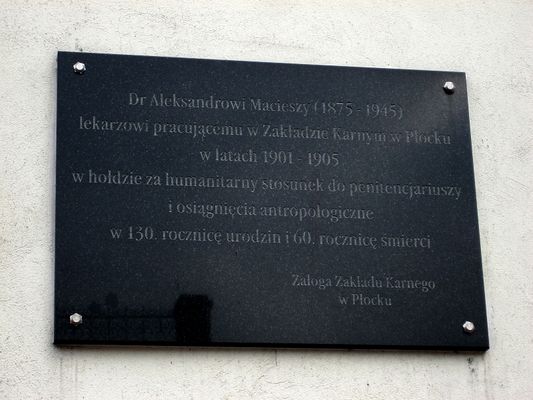 Tablica na murze więzienia
