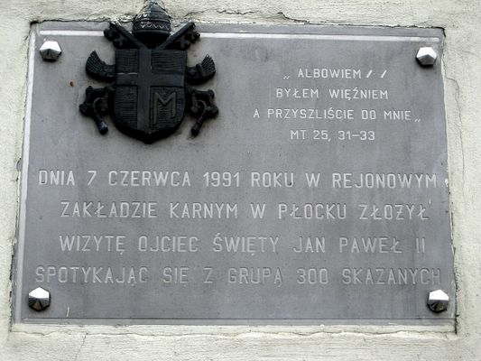 Tablica na murze więzienia
